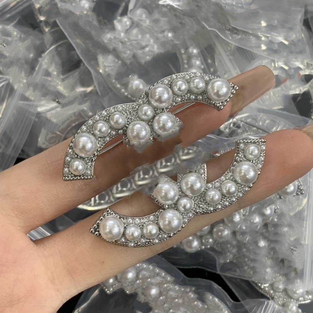 

Top Luxury Brand Designer Double Letter Pins Brooches Women Rhinestone channel Buckle Brooch Suit Pin Wedding Party Jewerlry Accessories Gifts kx2a