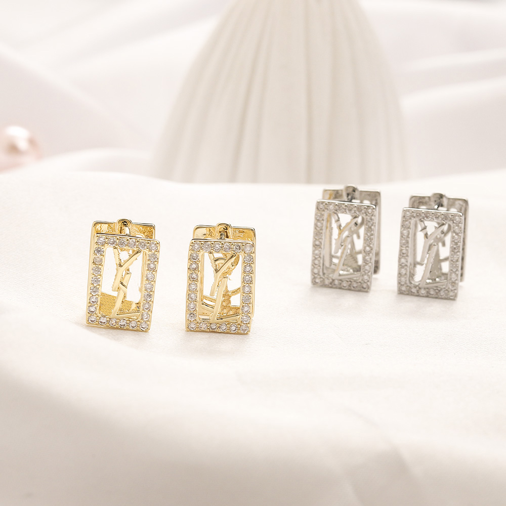 

Womens Stud Earrings Designer monogram Earrings 18K Gold Plated Diamond Earrings Design for Women Jewelry 2023 Wedding Love Stainless Steel Jewelry Wholesale