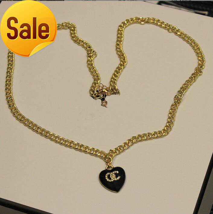 

Fashion Designer 18K Gold Plated Curb Chain Pendant Necklaces Luxury Brand Double Letter Geometric Black Peach Heart Sweater Chains Mens Womens Necklace Jewelry