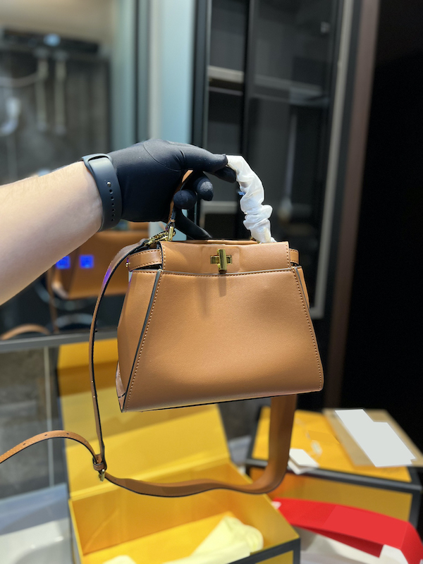 

Designer women's bag leather bag has a smooth texture and bright lines. Both compartments are opened and closed with classic brown rotary locks, Bronze-no packaging box