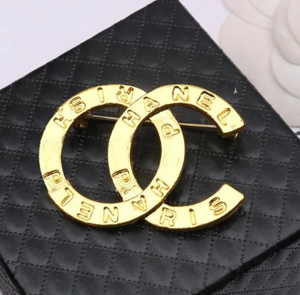 

Retro Luxury Designer 18K Gold Plated Brooches for Fashion Brand High Quality Double Letter Sweater Suit Collar Pin Brooche Clothing Jewelry Accessories