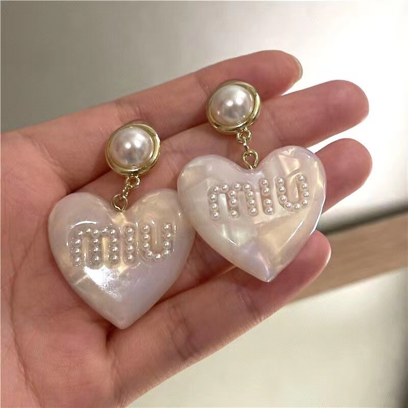 

2023 New French Miu Love Letter Earrings Resin Acrylic Leopard Pattern Pearl Peach Heart Earrings Earrings