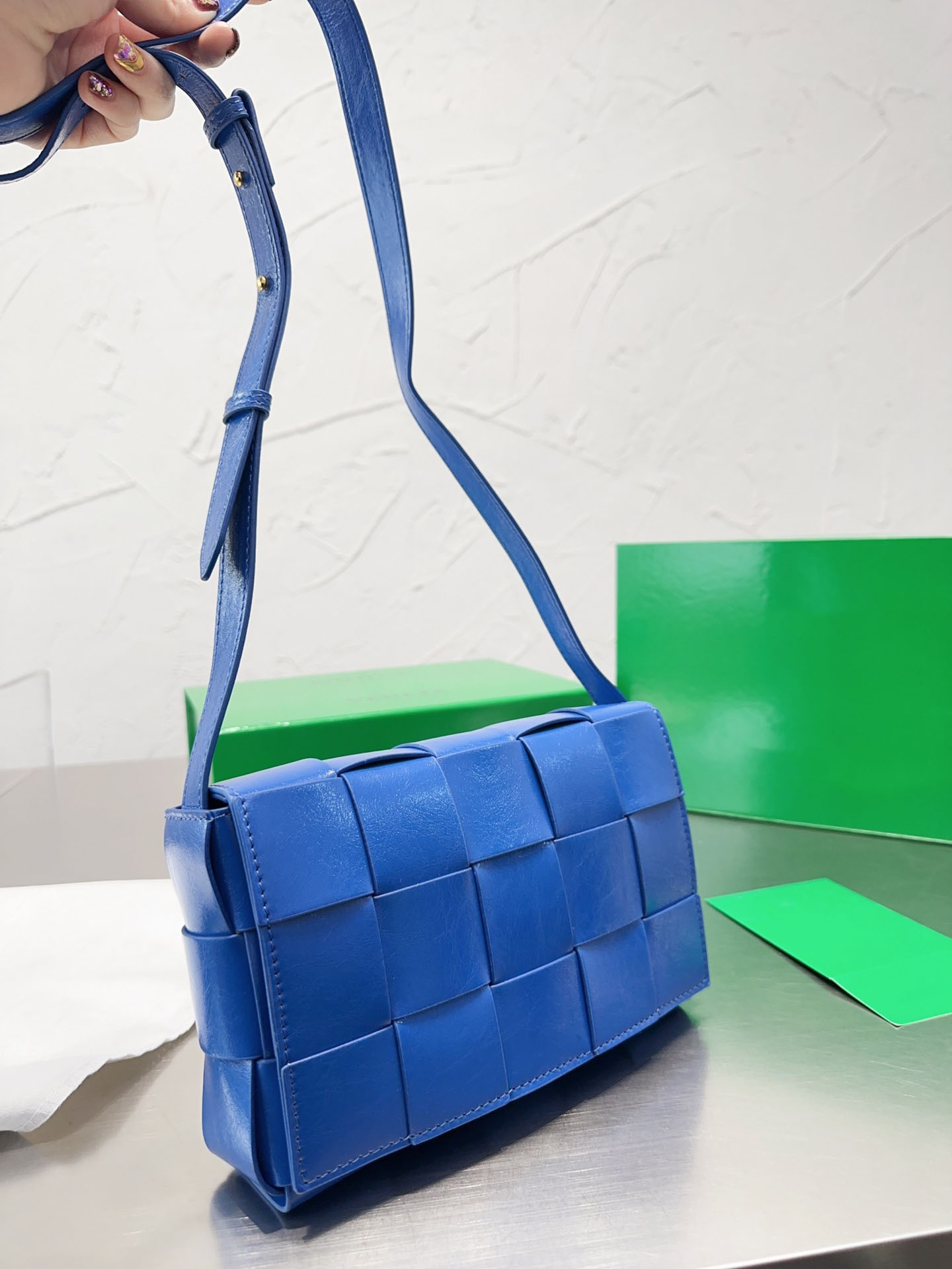 

White Classic Adjustable Shoulder Strap Handbag Designer Single-shoulder Underarm Woven Bags Vintage Soft Leather Flap Bags Women Personalized Purse 22cm, #1