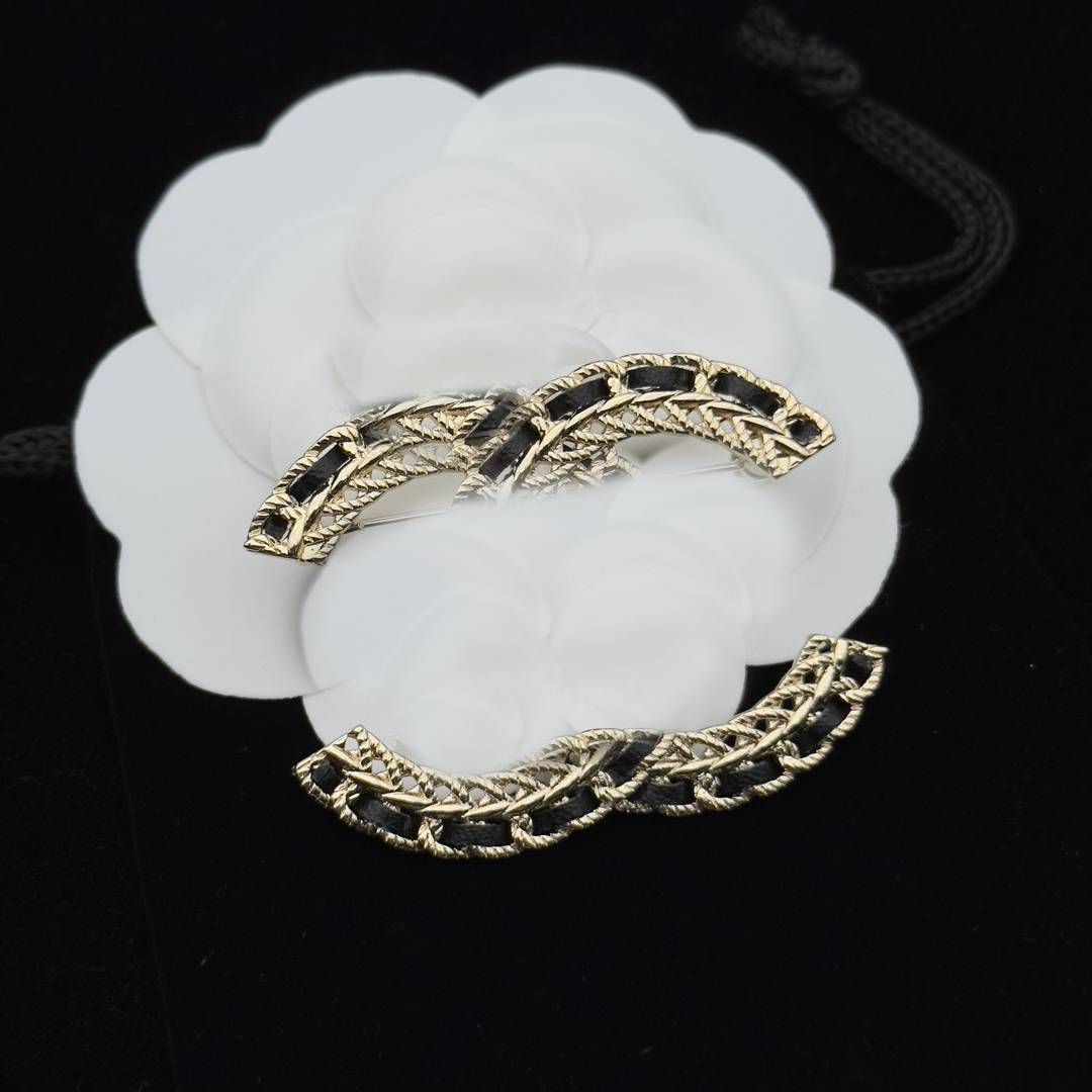 

Fashion Real Gold Plated Brass Copper Brooches Luxury C Letter Hollow Designer Women Men Brand Pins Faux Leather Jewelry Brooch Pin Marry