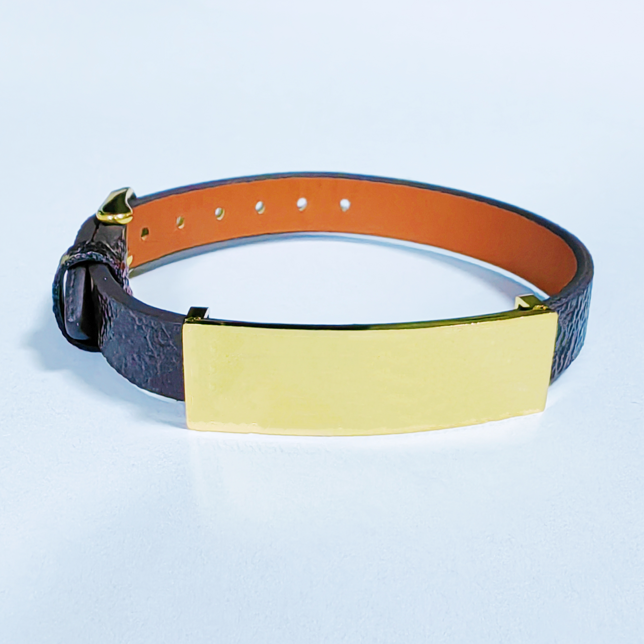 Bijoux de créateurs Bracelets en cuir brun large bracelet de charme pour hommes avec une quincaillerie dorée pour femmes bronche à main motif de