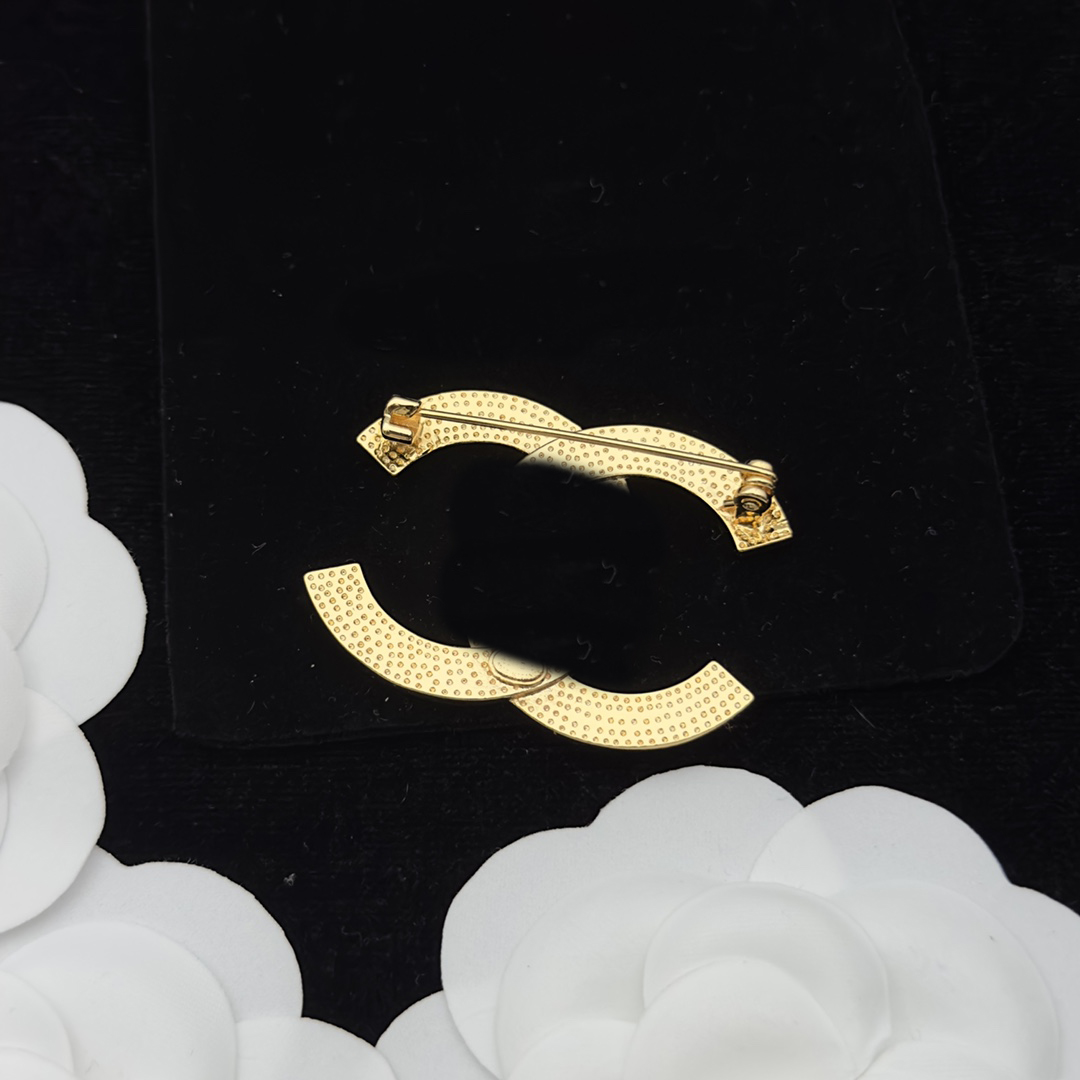 

Luxury Designer Brand C Letter Copper Brooches Women 18K Gold Plated Crystal Rhinestone Jewelry Brooch Letters Pearl Pin Marry Christmas Party Gifts Accessorie