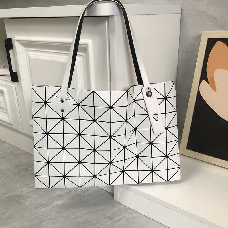 

bao Miyake 2023 New Japanese BAO Lifelong Rock Bag 7 10 large capacity portable shoulder commuter tote bag, Bright beige