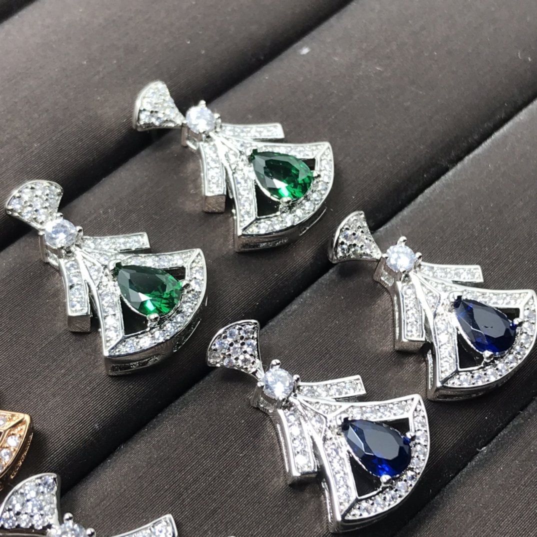 

Luxury emerald multi-layered small skirt earrings for women with 18K vintage temperament coloured gemstones and diamond studs