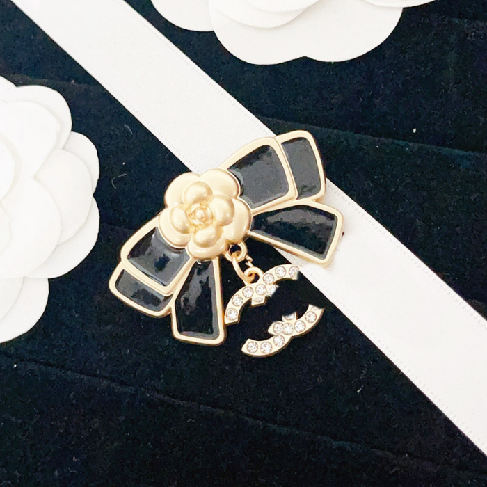 

18k Gold Designer Brooches Pin Bow Stamp Womens Love Spring New Brand Flower Pins Brooch Fashion Versatile Jewelry Accessories Wedding Party Gift With Box