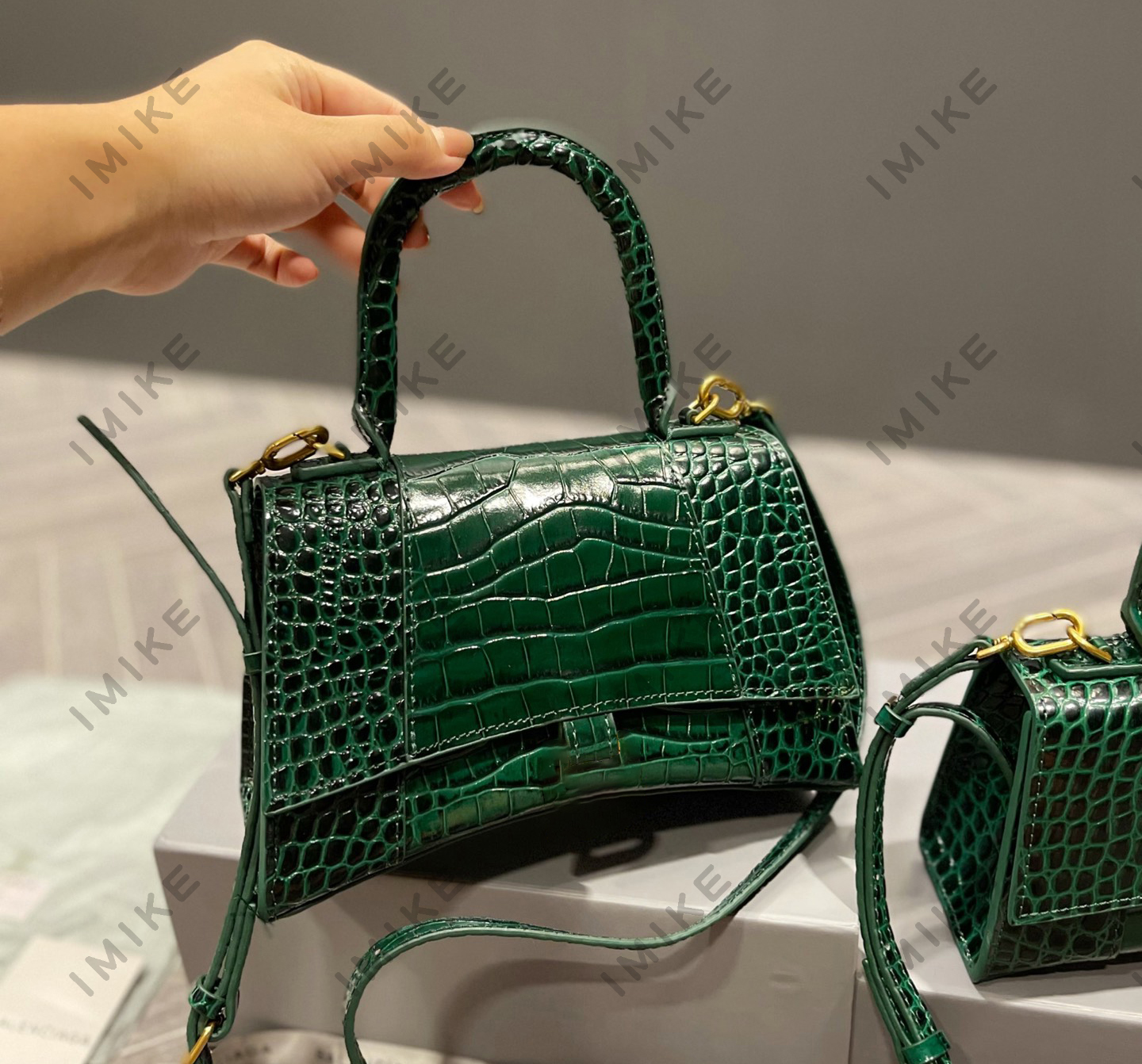 

Classic hourglass Bag Crocodile print luxury Tote Leather Single Shoulder Bag Crossbody bag Designer women bag Metal locking buckle design purse, Pink