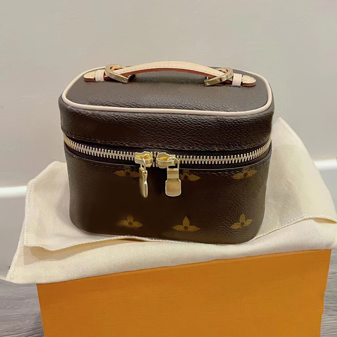 

famous Luxury Designer Cosmetic Bags NICE VANITY Totes crossbody Flap Genuine leather shopping wallet M44935 large pockets handbag Women's mens Shoulder Bag travel, Mon0gram