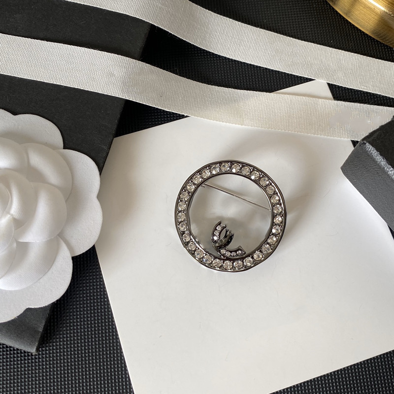 

With BOX INS Fashion Unisex Designers Brooches 4CM Circle Diamond Luxury Pins Black Stamp Letter Brooch Pin Party Engagement Birthday Gift