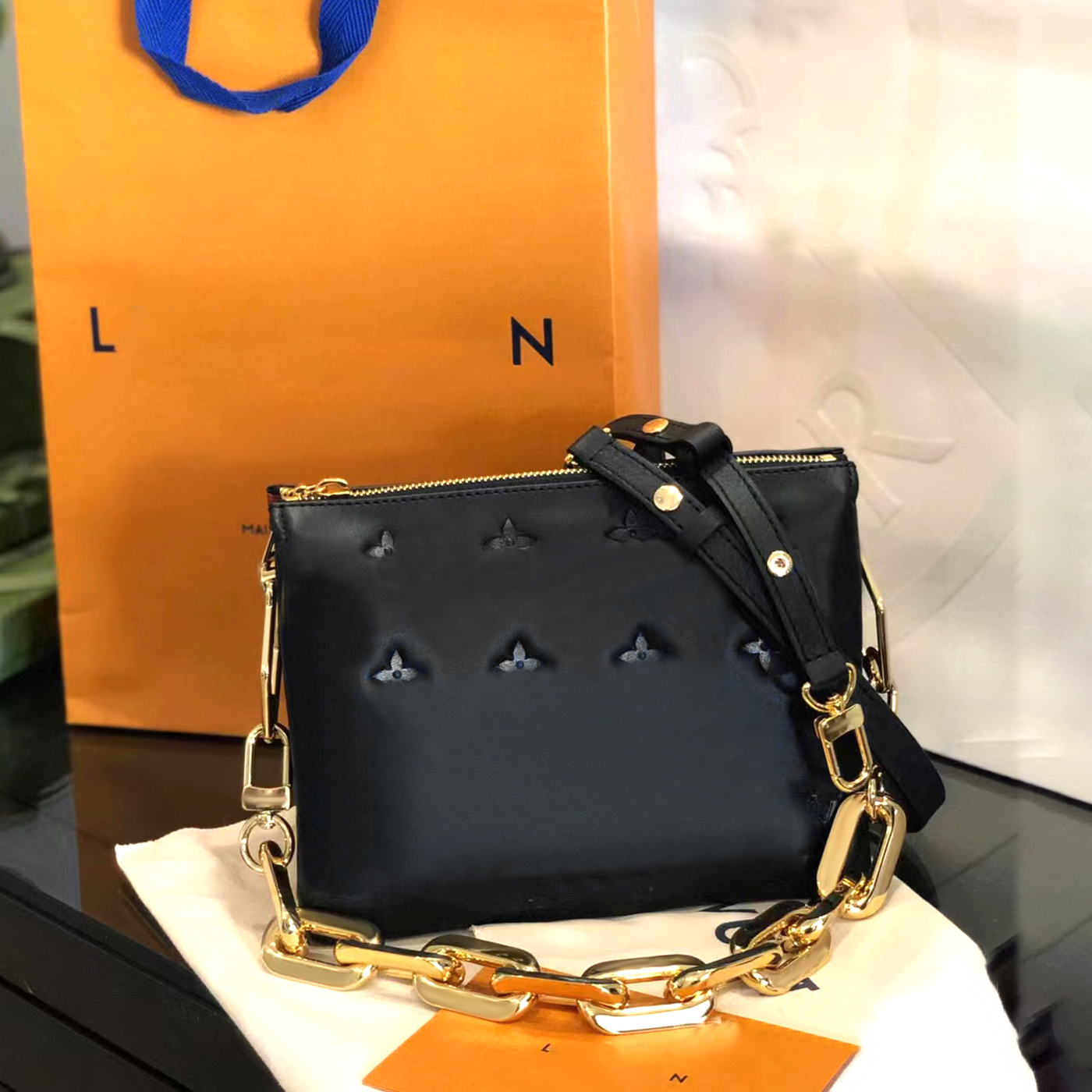 

luxury hand bag Clutch Bags Cross Body handbags Luxurys Designers fashion Genuine Leather flap Shoulder travel Holder Wallets Key zipper Cois strap sling chain Soft, White