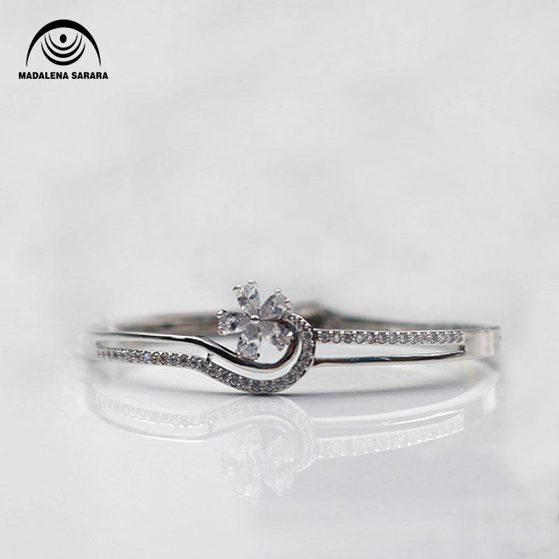 

Bangle Zircon Inlaid Girl Bracelet Two Colors Optional Diameter 55cm Freely Adjustable Flower Elegant