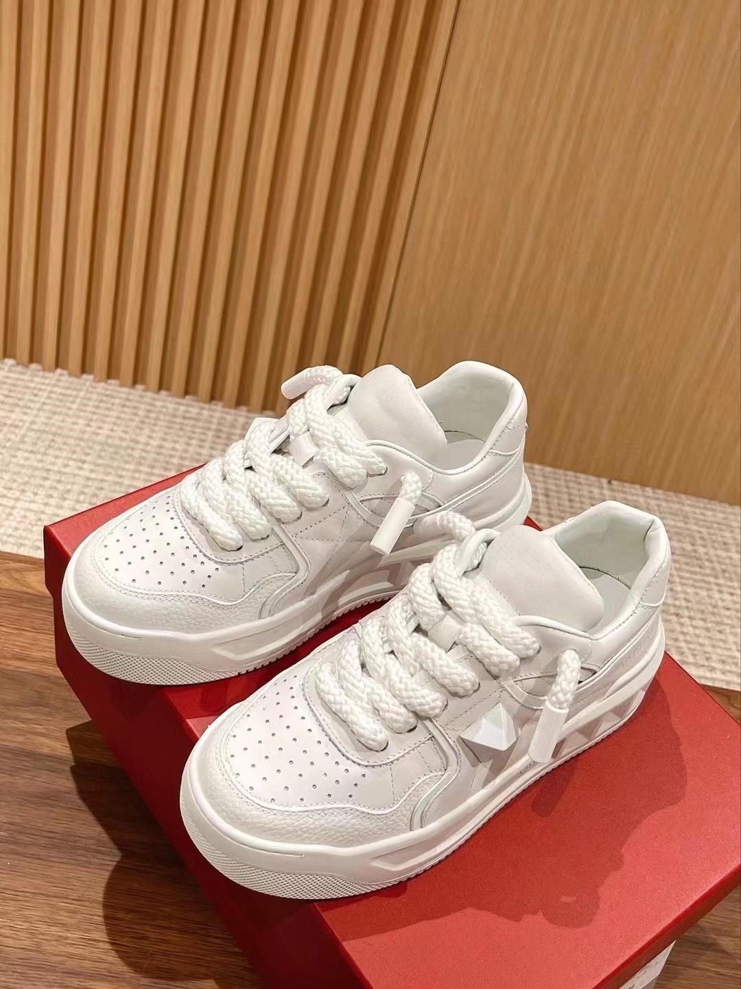 

2023 new casual sports shoes couple's large rivet anti-slip muffin outsole