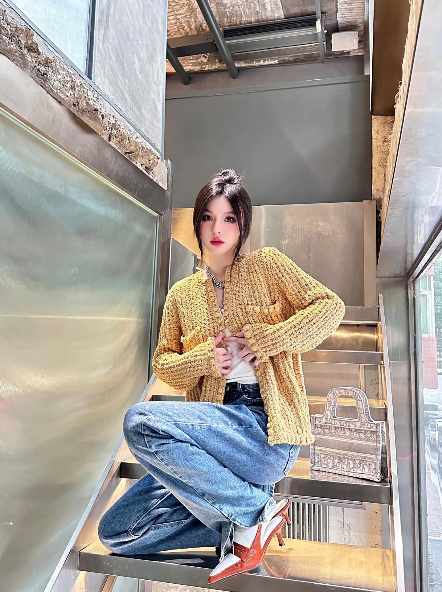 

2023 female designer sweater, high-grade cashmere sweater, high-quality ladies' wool coat, 100% cashmere blended fabric. Special wool blended sand thread, White