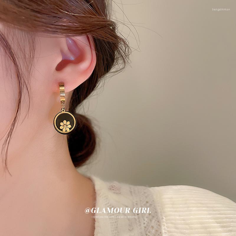 

Hoop Earrings French Retro Titanium Steel Flower Circle Ear Buckle Light Luxury Temperament High-end Niche Fashion Necklace