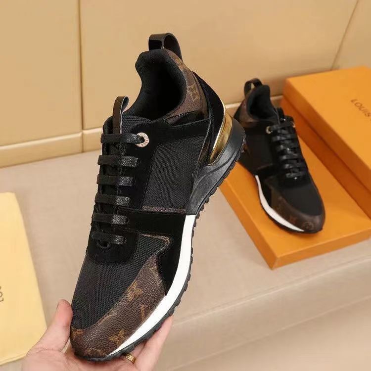 

New bag connection The set includes a pair of LV sneakers and a watch