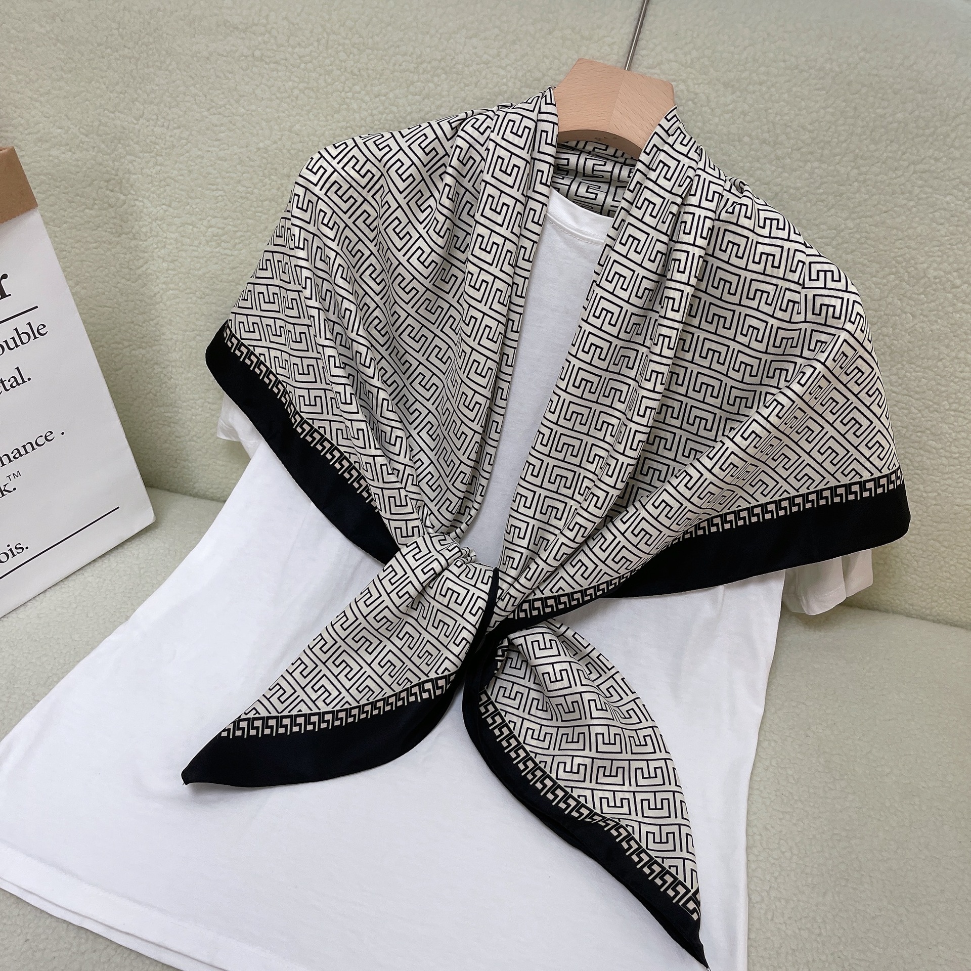 

2023 Spring Silk Shawls Women Scarf Hijab Neck Foulard Wraps Lady Fashion Leopard Print Square Scarves Bandana Headband Kerchief 110x110cm