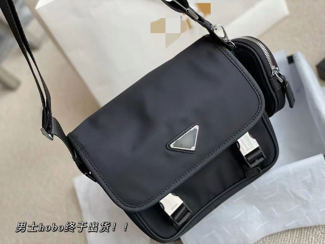 

The popular original waterproof fabric of P's postman bag is made of three-in-one casual and versatile, light and practical, both men and women, Black