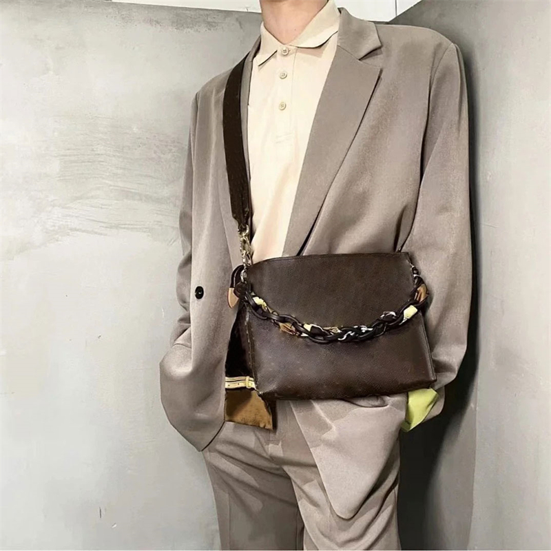 

26CM wash bags mens messenger bags travel toiletry pouch protection makeup womens leather cosmetic bag crossbody shoulder bag with dust M47545