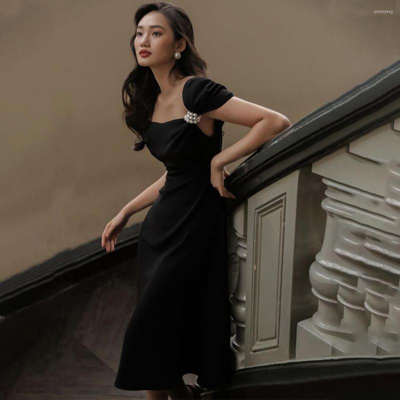 

Party Dresses French Elegant Hepburn Style Shoulder-Baring Slim Skimming Small Black Dress Women' Socialite Pearl Evening