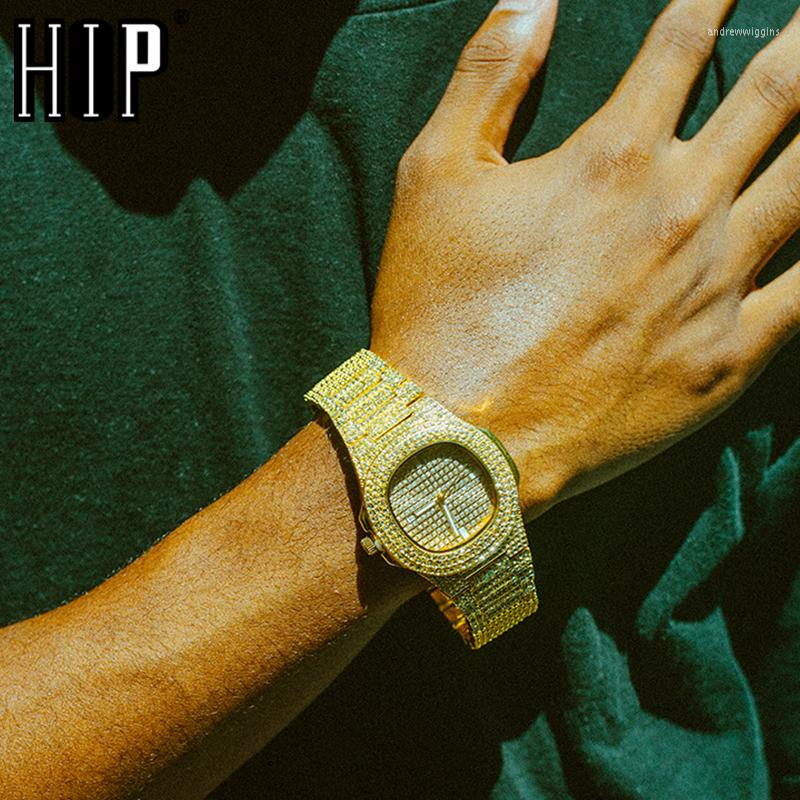 

Wristwatches Iced Out Mens Watches Luxury Date Quartz Wrist With Micropave CZ Stainless Steel Hip Hop Watch For Women Men Jewelry, Gold