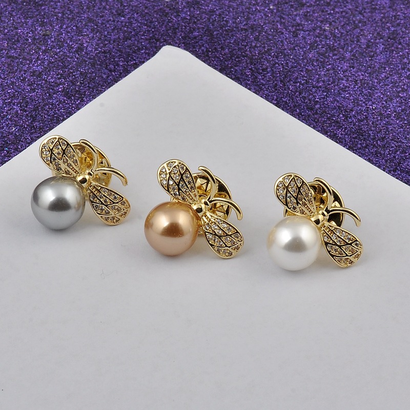 

Bee pearl diamond brooch Women's V collar anti-light buckle pin Fixing clothes