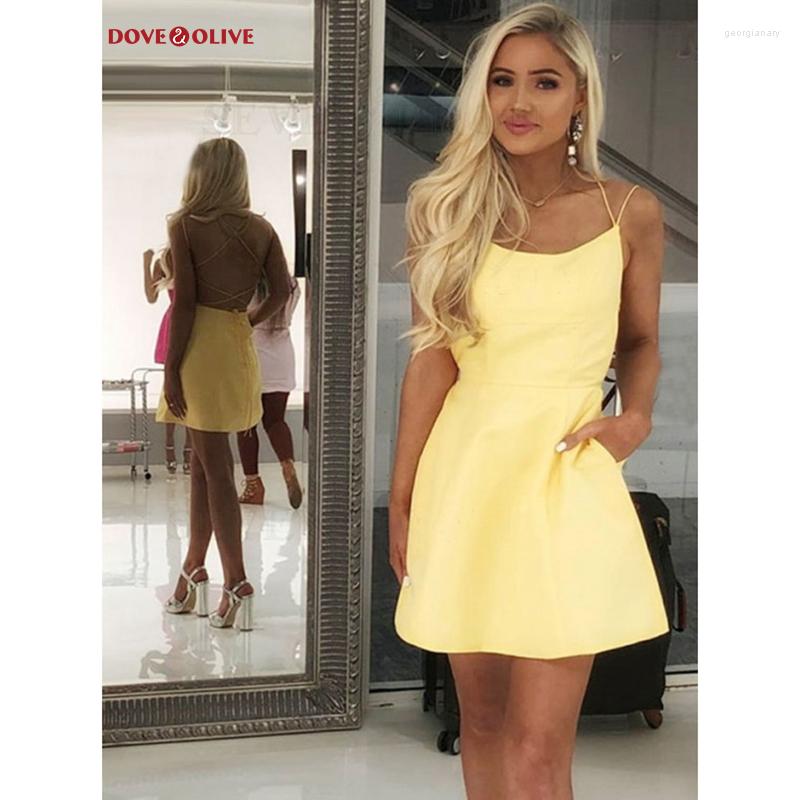 

Party Dresses Yellow Cocktai 2023 Satin Scoop Neck A-Line Spaghetti Straps Short Homecoming Dress With Pockets Graduation Robes, Black