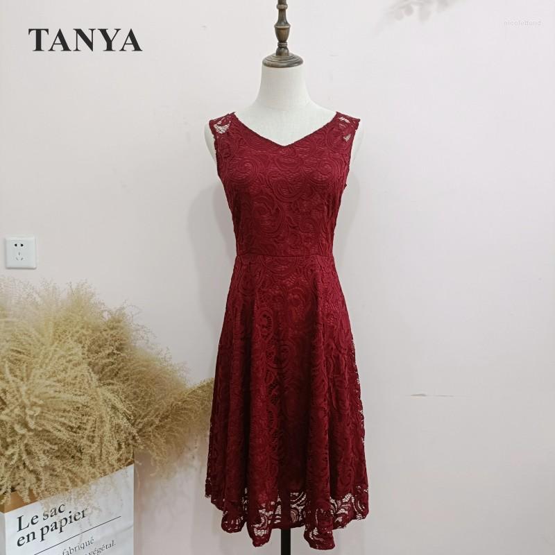 

Party Dresses Burgundy Lace Cocktail V Neck A Line Sleeveless Spring Summer Homecoming Gown Dress Real Po YSAN1496