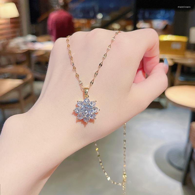 

Chains Fashion Snowflake Pendant Necklace For Women South Korea Romantic Sparkling Rhinestone Clavicle Chain Luxury Trend Collar Gifts