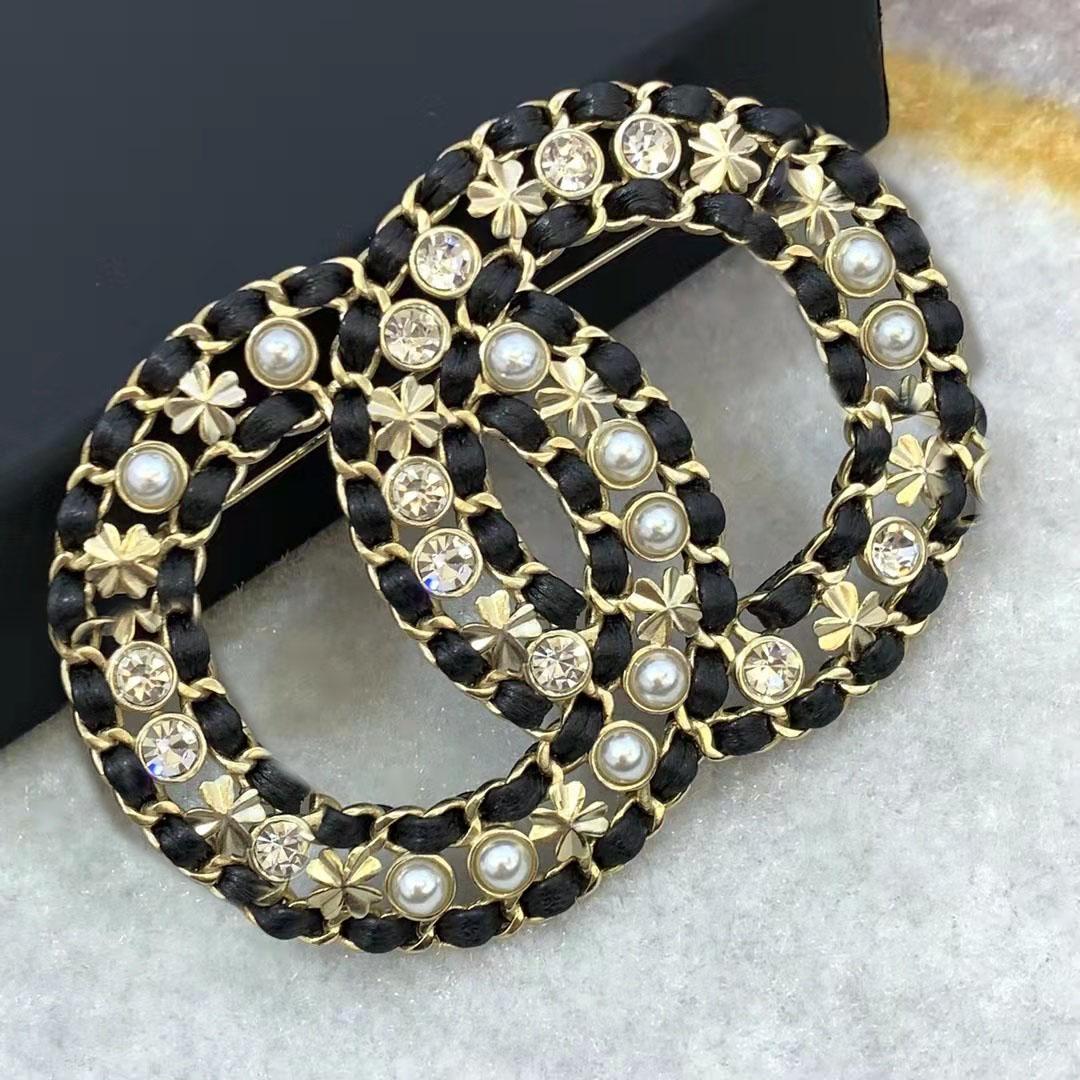 

2021 new style hollow black leather braided letters brooch rhinestone pearl brass material fashion elegant jewelry
