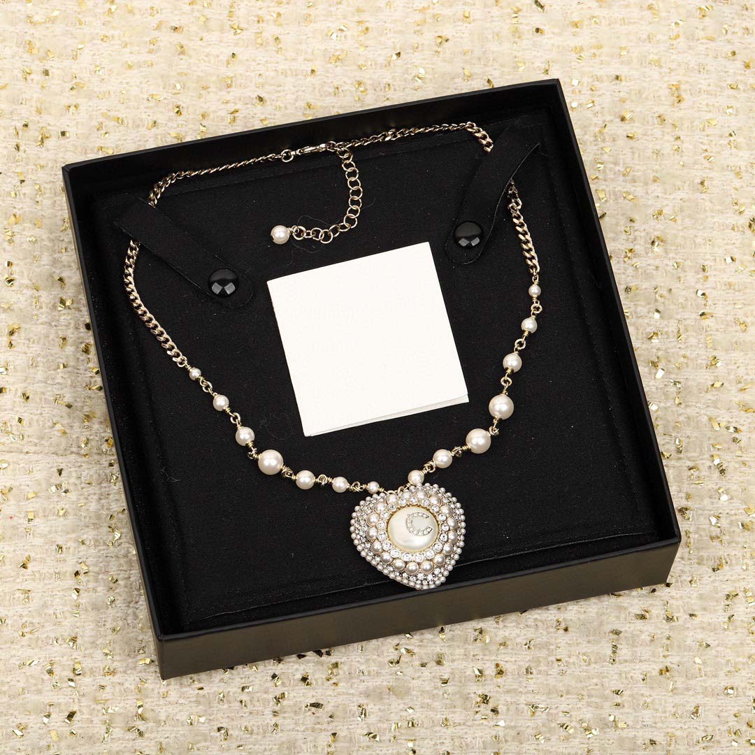 

2023 Luxury quality Charm heart shape pendant necklace with diamond and nature shell beads in 18k gold plated box stamp PS7566A