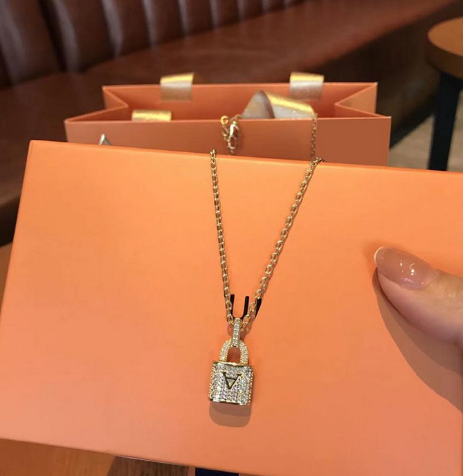 

Luxurys Designers Necklace fashion women's charm jewelry luxurys necklaces small lock temperament clavicle chain gift for girlfriend neck Cloth bag