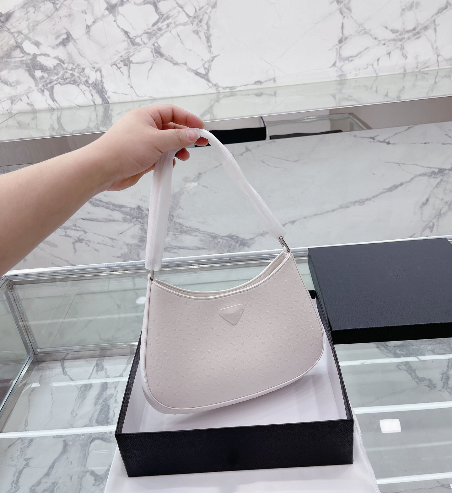 

2023 DESIGNER New Ostrich Skin Cleo Underarm Bag Miuccia Pra retro and premium half moon hobo bag, White