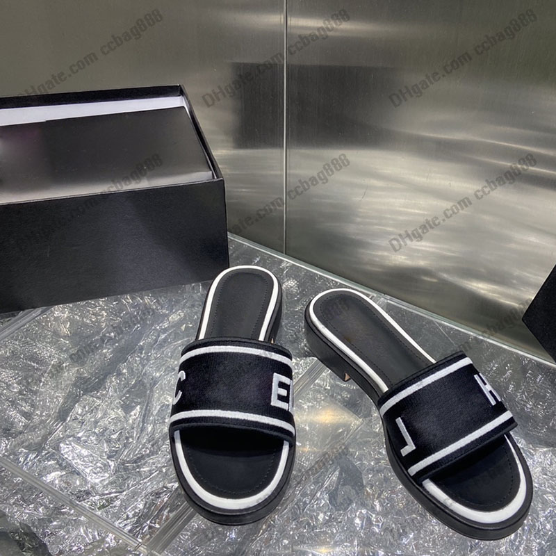 

Classic Fuchsia Womens Sandals Embroidery Platform Heel Height 4.5cm Letter With Chain 22ss Designer Slippers Flip Flops Mules Slides Outdoor Casual Shoe For Gifts