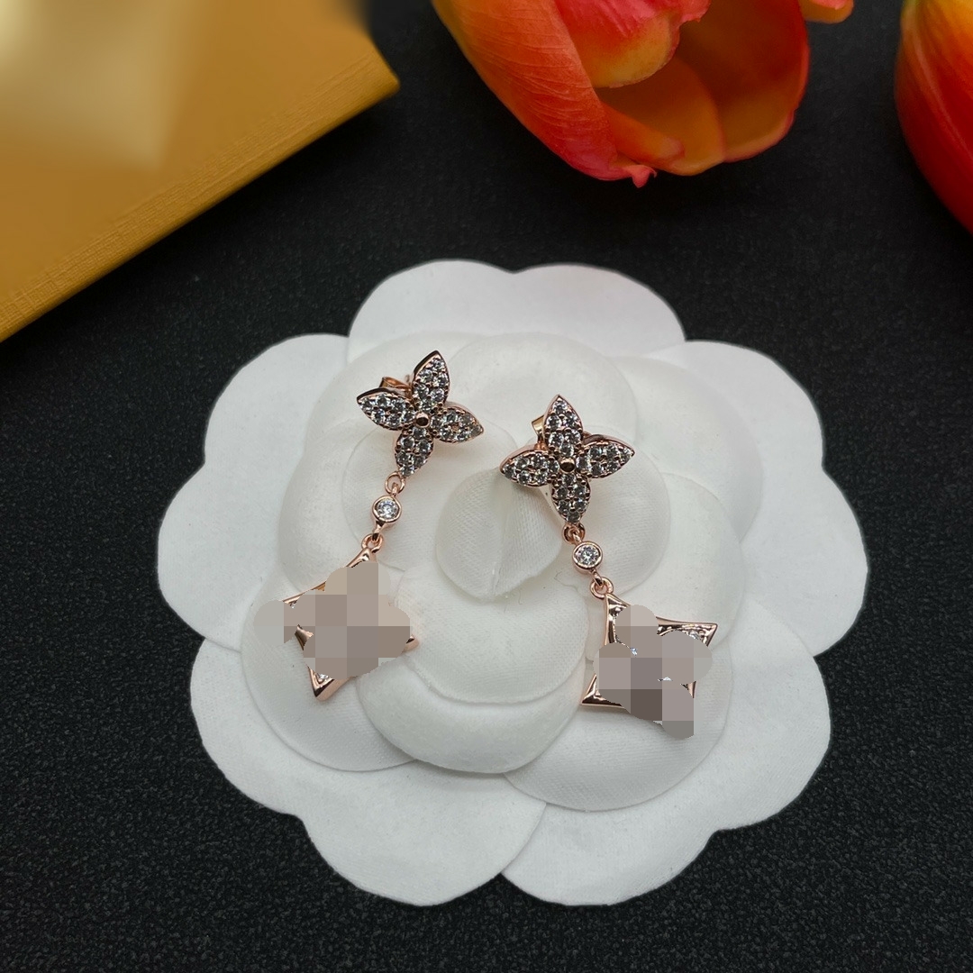 

Europe America Fashion Style Lady Women Simplicity dangles Earrings Titanium Steel Hollow Out Full Diamond V Initials Stud tassels Earrings 3 Color E-008