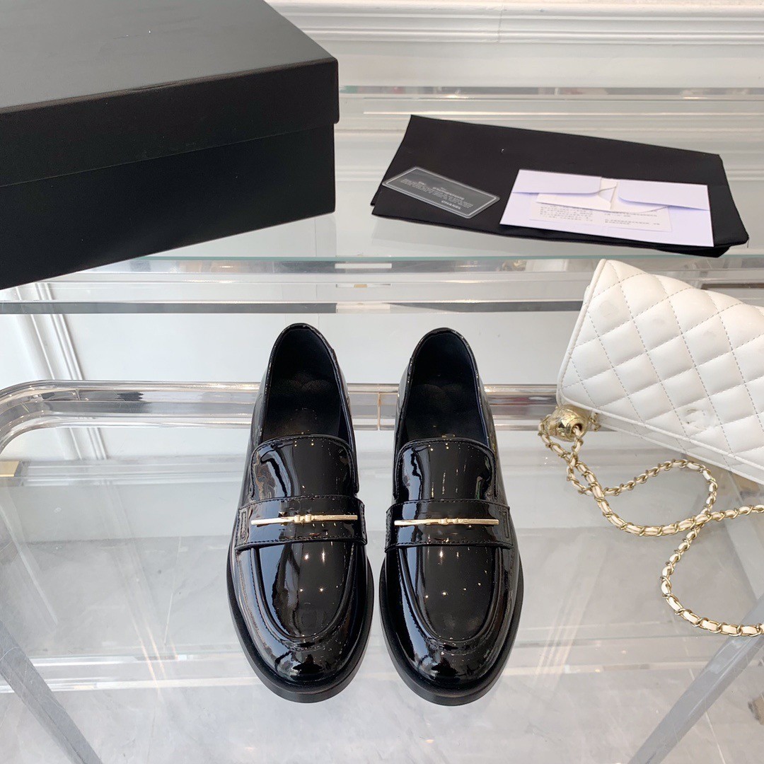 

2023 Women's luxury designer sandals casual shoes thick sole loafers fashion summer sandals size 35 to 41, Black bright