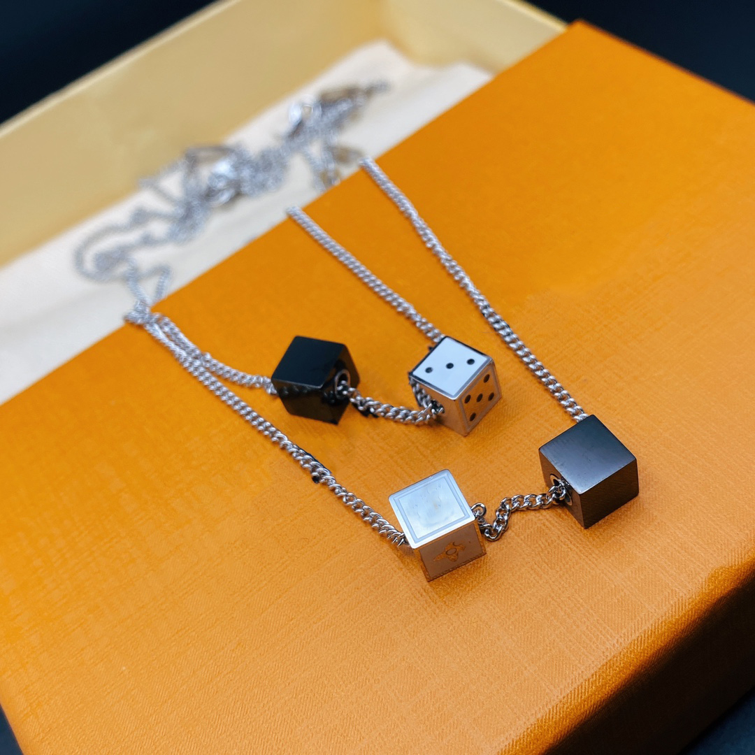 Conception rétro Collier en acier inoxydable pour hommes avec chaîne de trottoir et charmes de pendentif en boîte