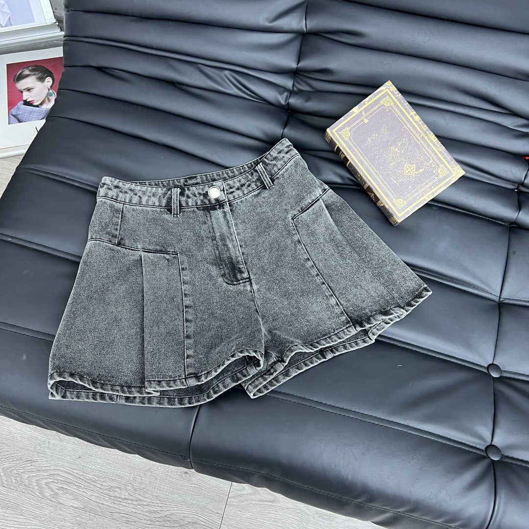 

Denim Shorts Metal Button Pleated Design Casual High Waist Wide-leg Shorts Twill Cotton Fabric Fashion Joker Short Pants Women Apparel