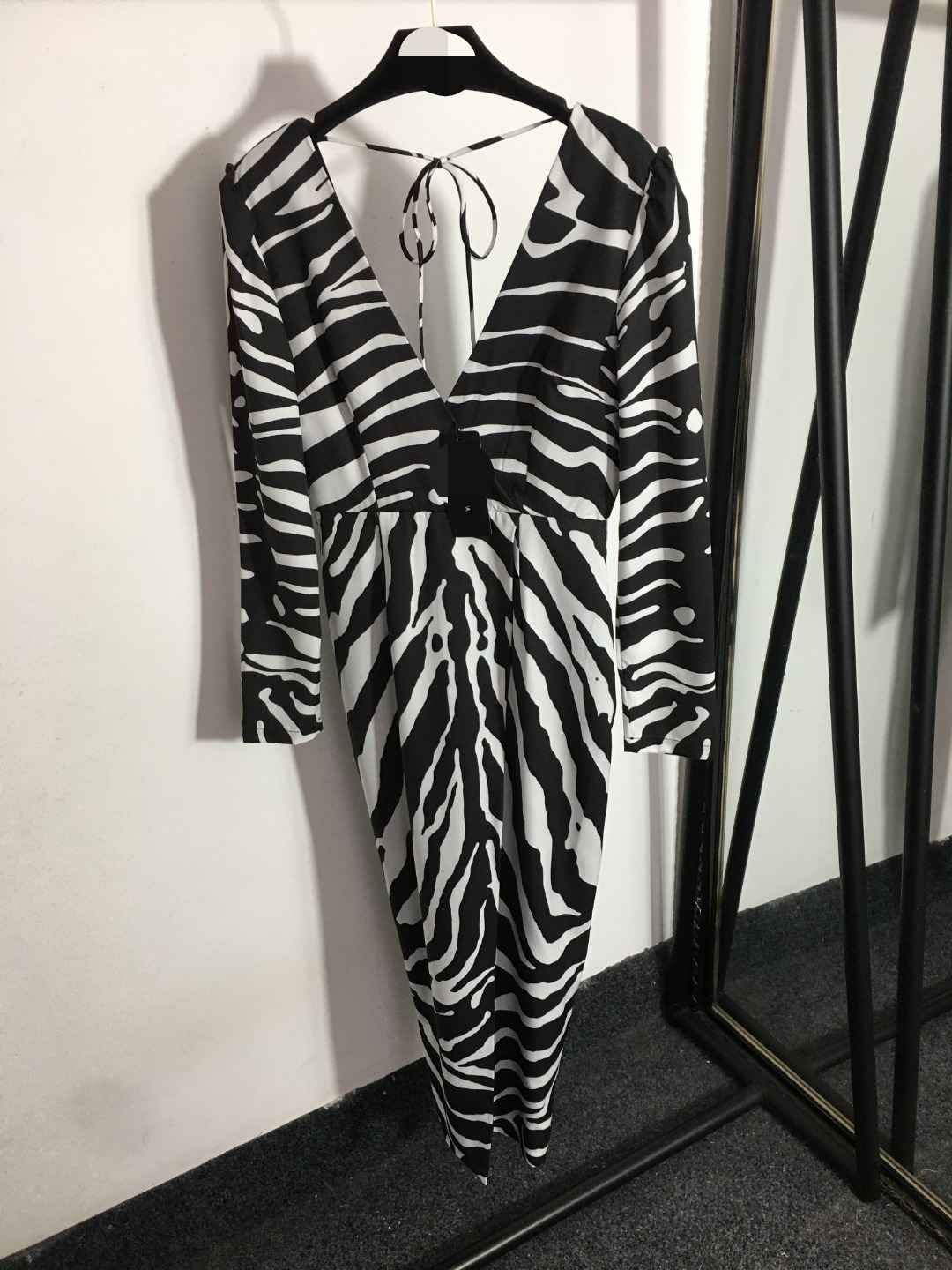 

2 2023 Runway Dresses Spring Summer Brand Same Style Dress Flora Print Long Sleeve V Nck Black Empire Fashion Womens Clothes meiyi, Customize
