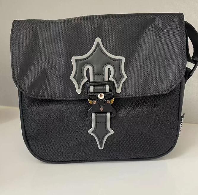 

2023 IRONGATE T Crossbody Bag UK London Fashion Handbag Waterproof Bags Trapstar Luxury Designer Bag Fashion sports messenger bag college bag, Black