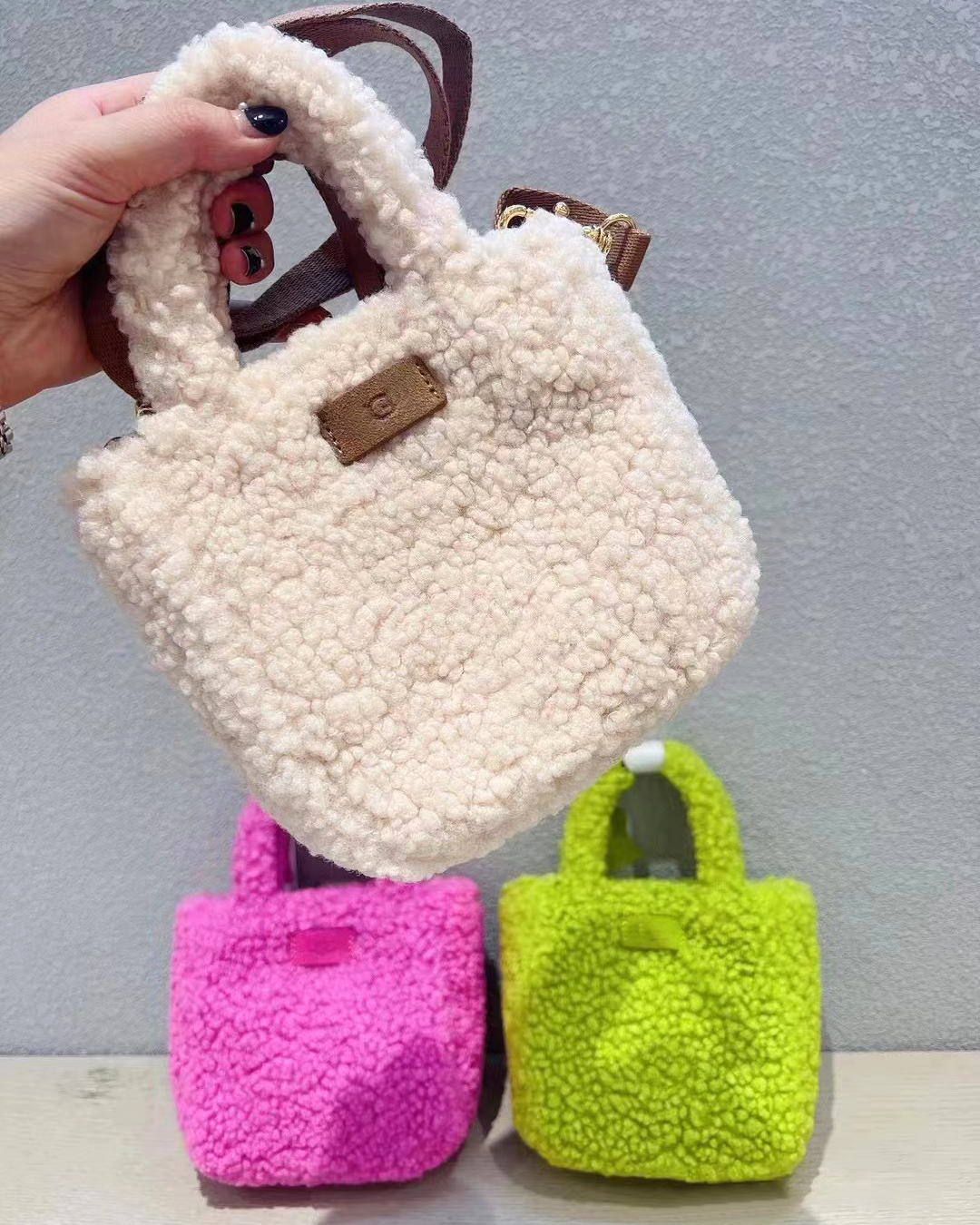 

classic Luxurys Designer 22 new ugg weekend Totes Crossbody Wool fleece teddy clutch MINI bag mens womens wallets Fashion handbags travel Shoulder basket top handle, 2-green