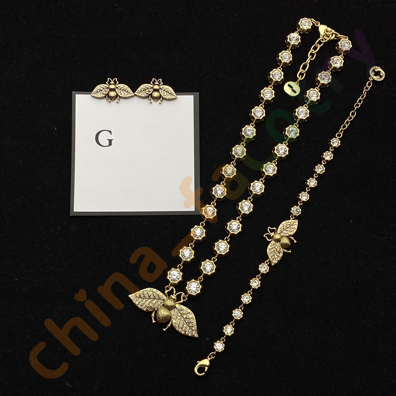 

Luxury Designer Chain full diamond bracelet Womens Pearl bee necklace Rhinestone Pearl Earring Wedding Party Jewerlry Suite