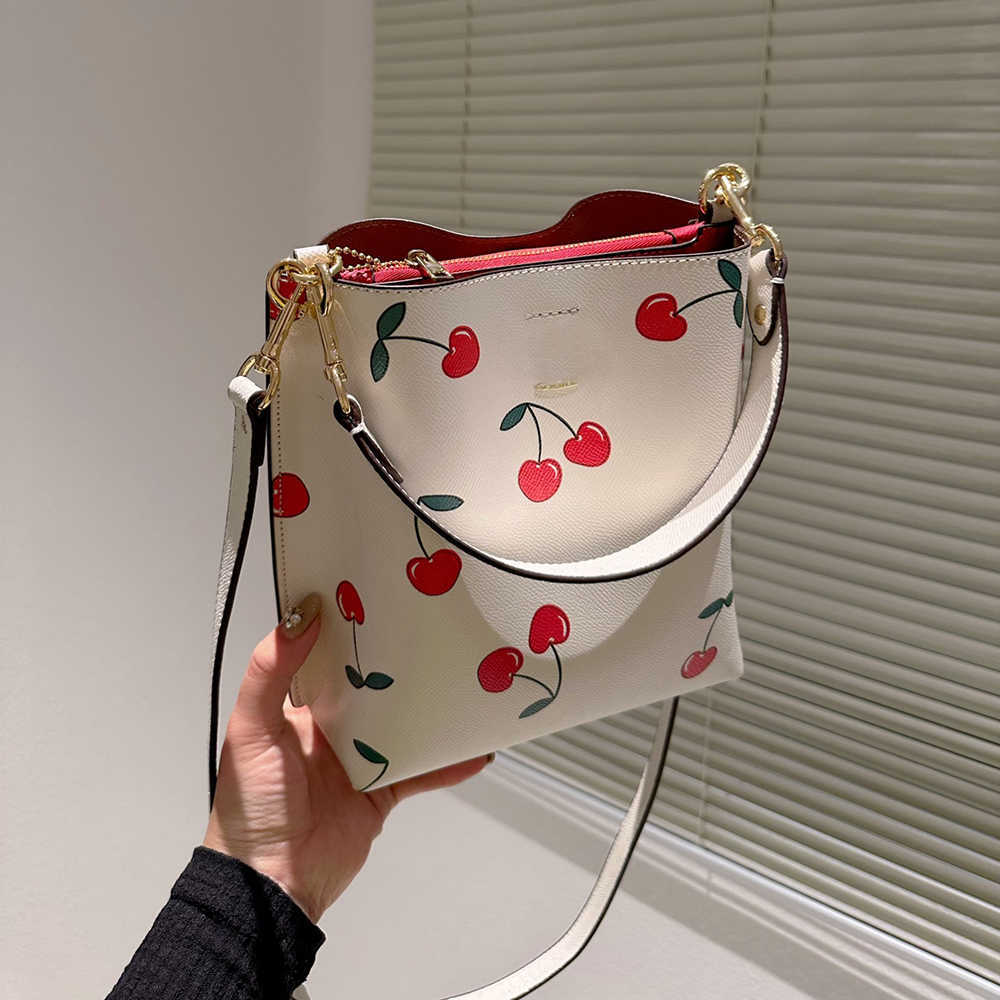 

Hot Designer Bag Cherry Printing Purse Handbag Totes Womens Tote Bag Woman Hand Charlie Shoulder Bucket Bag Ladies Large Capacity Shopping Bags Wallet 230326, Cherry 20*22cm