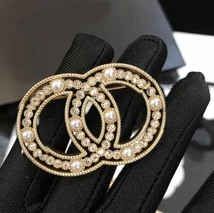 

2023 luxury designer pearl rhinestone letter brooch suitable for suits highquality fashion simple jewelry with box