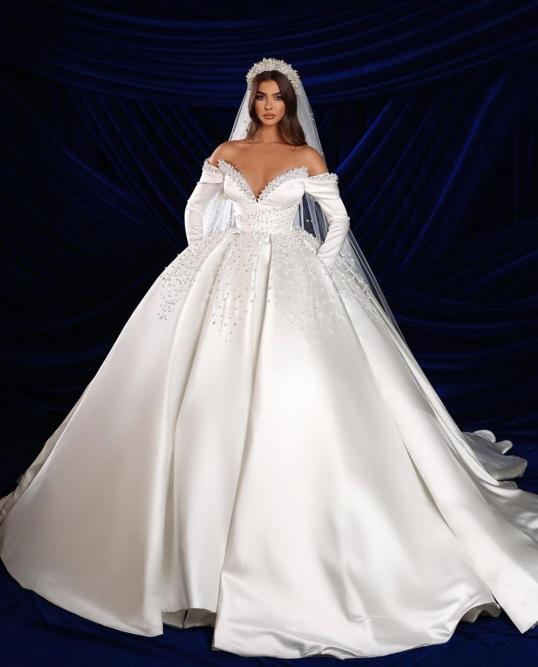Elegant Ball Gown Wedding Dresses Long Sleeves V Neck Sequins Appliques Beaded Ruffles Satin Bridal Gowns Pearls Diamonds Plus Size Custom Made Vest