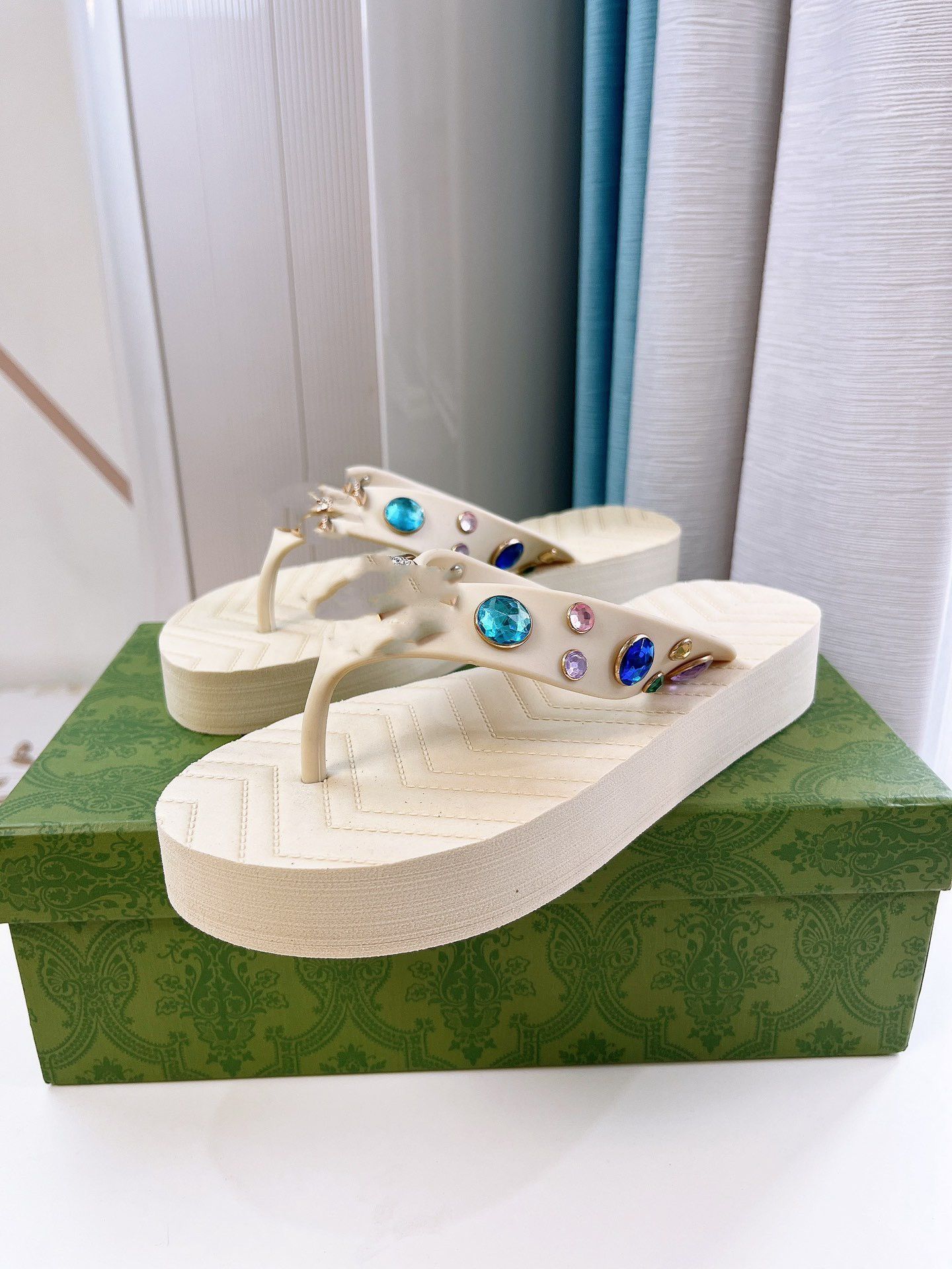 

23ss Designer chevron thong Slides Flip-Flops Slippers Glass Diamond Celebrity Flat Sandals Short Heel Temperament Female Trend Size 35-42, Blue