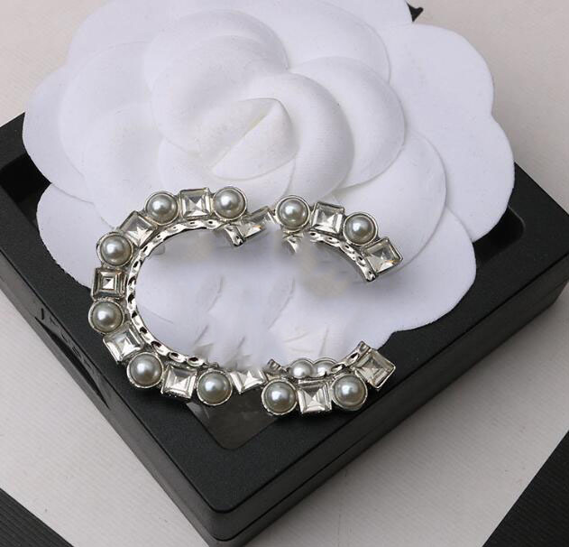 

Brand Designer C Letter Brooches Women Men Luxury Rhinestone Crystal Pearl Brooch Suit Laple Pin Fashion Jewelry