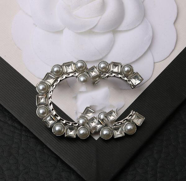

Brand Designer C Letter Brooches Women Men Luxury Rhinestone Crystal Pearl Brooch Suit Pin Fashion Jewelry Accessories